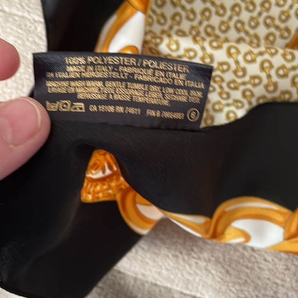 Beautiful Set of 3 Polyester Scarfs and 1 Silk Scarf. - Picture 9 of 16